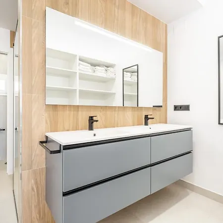 Lux Center 5 *